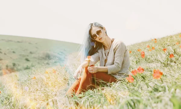 Mooie Jonge Vrouw Zonnebril Zittend Rode Tulpen Weide — Stockfoto
