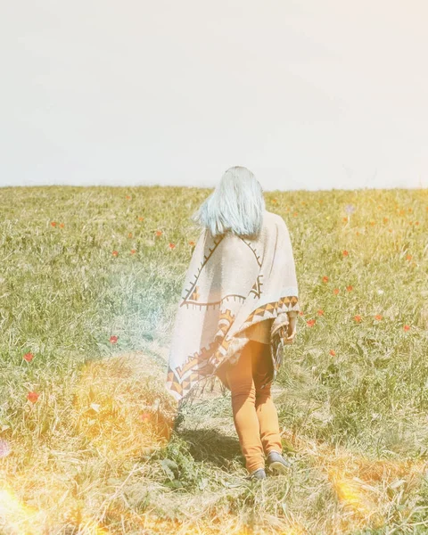 Mladá Žena Modrými Vlasy Sobě Pončo Chůzi Květinová Louka Slunečný — Stock fotografie