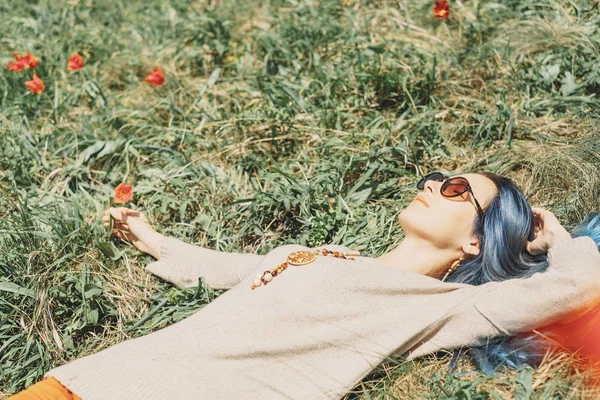 Jonge Vrouw Met Blauwe Haren Liggen Bloemen Weide — Stockfoto