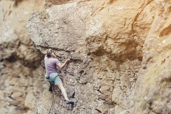 Free climber on rock wall. — Stock Photo, Image