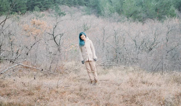 Mujer caminando en el bosque . — Foto de Stock