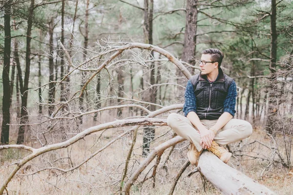 Male explorer rests in the woods. — Stock Photo, Image