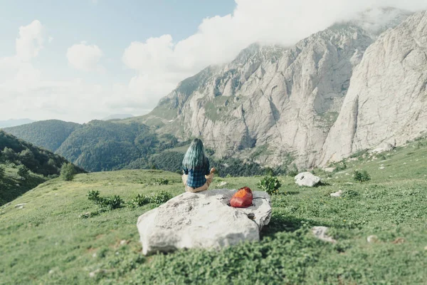 女登山者在石头上休息. — 图库照片