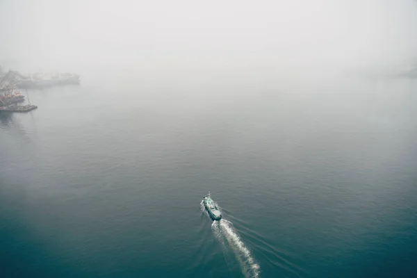Bateau à moteur navigue sur la mer . — Photo