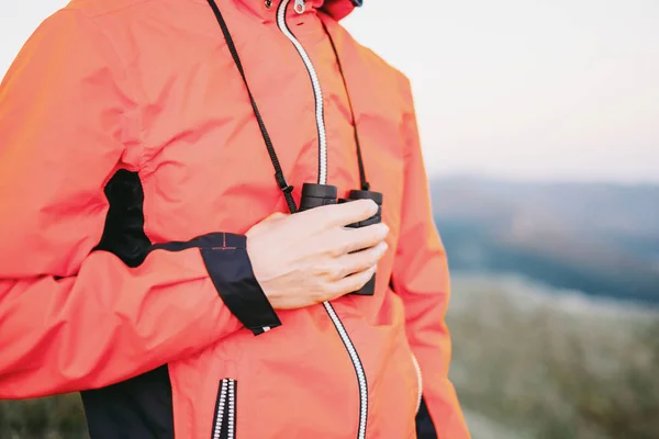 Explorador masculino con binoculares . — Foto de Stock