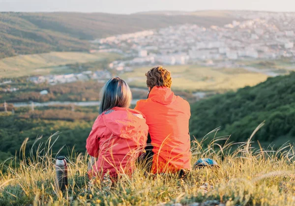 Pareja exploradora descansa en el prado de montaña . — Foto de Stock