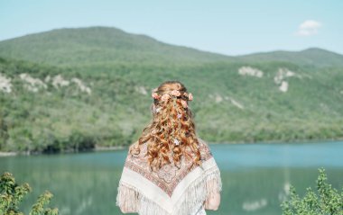 Güzel kadın yaz aylarında aittir. 