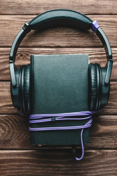 Headphones with paper book. — Stock Photo, Image