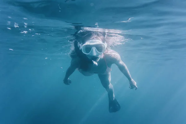 Woman swimming underwater surface. — Stock Photo, Image