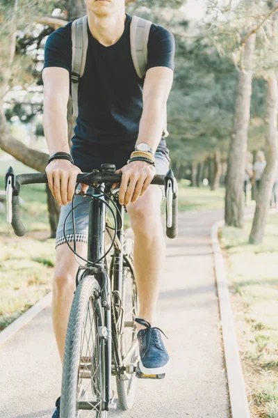 Hombre ciclismo en el parque de verano . — Foto de Stock