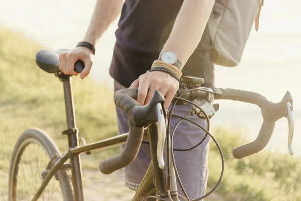 Cara de pé com bicicleta . — Fotografia de Stock