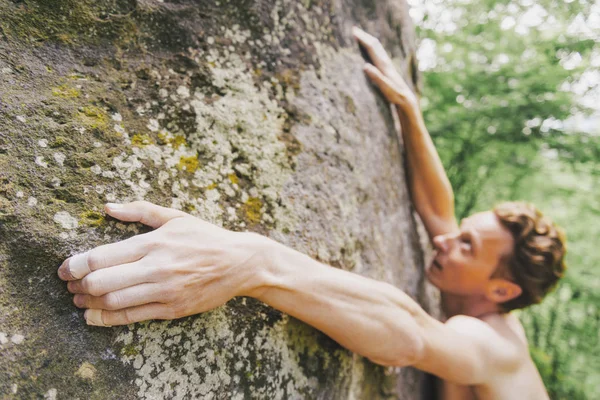 Taş duvar üzerinde bouldering genç adam — Stok fotoğraf