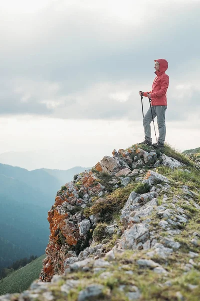 Kobiece explorer stojąc na skały góry. — Zdjęcie stockowe