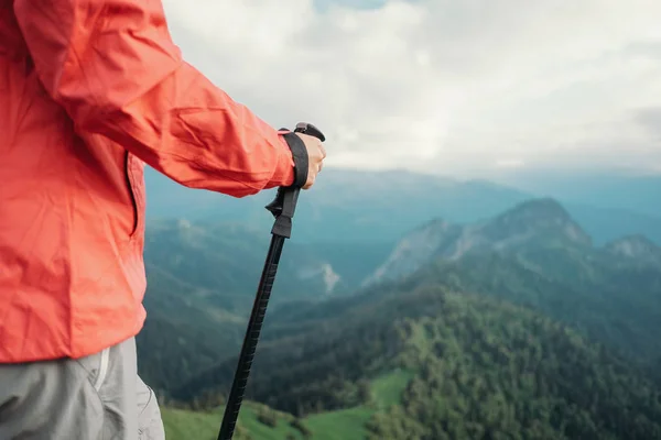 Wanderin wandert im Freien. — Stockfoto