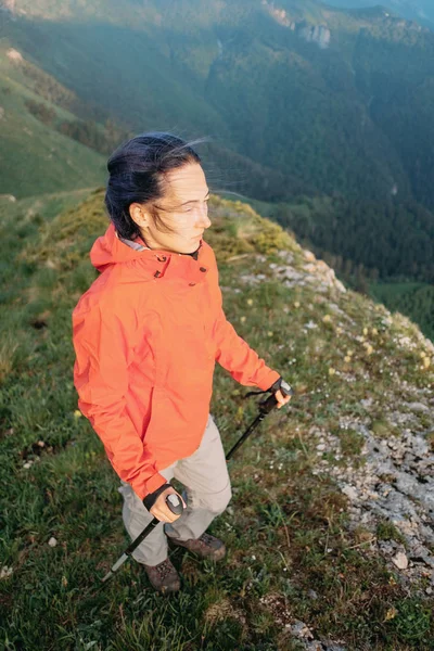 Mujer excursionista con bastones de trekking en las montañas . — Foto de Stock