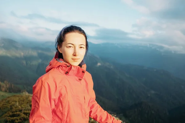 Escursionista giovane donna in montagna . — Foto Stock