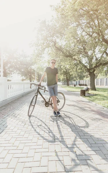 Tipo con bicicleta de pie en el parque . — Foto de Stock