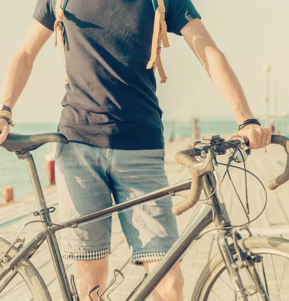 Cyclist standing on coastline. — Stock Photo, Image