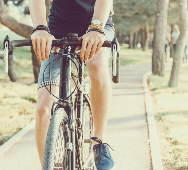 Homem de bicicleta no parque . — Fotografia de Stock