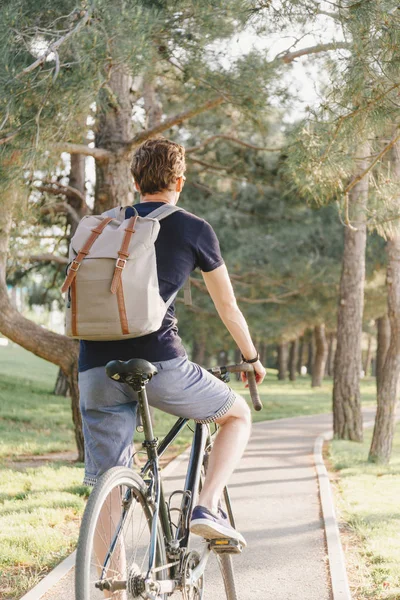Człowiek, jazda na rowerze lane w parku. — Zdjęcie stockowe