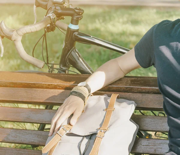 Cyklista s batohem spočívá v parku. — Stock fotografie