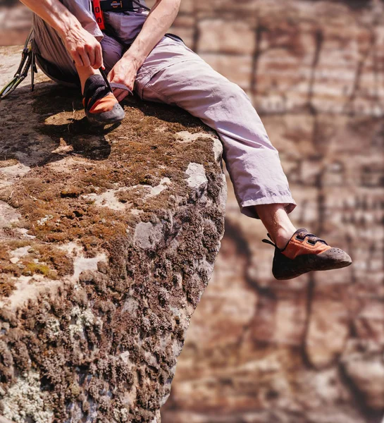 Ορειβάτης άνθρωπο βάζοντας σε παπούτσια εξωτερική. — Φωτογραφία Αρχείου