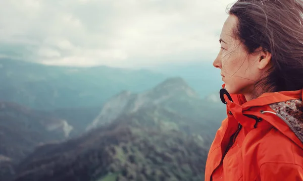 Retrato de mujer excursionista al aire libre . — Foto de Stock