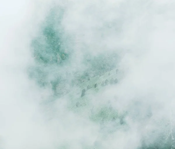 Nevoeiro denso sobre um vale de montanha . — Fotografia de Stock