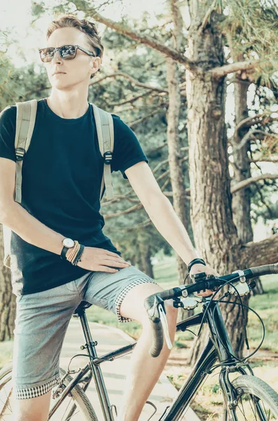 Хлопець з велосипеда — стокове фото