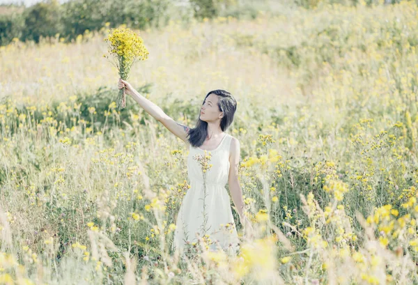 Femme avec bouquet de fleurs en plein air . — Photo