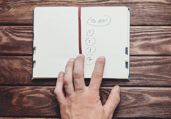 Man opens to do note. — Stock Photo, Image