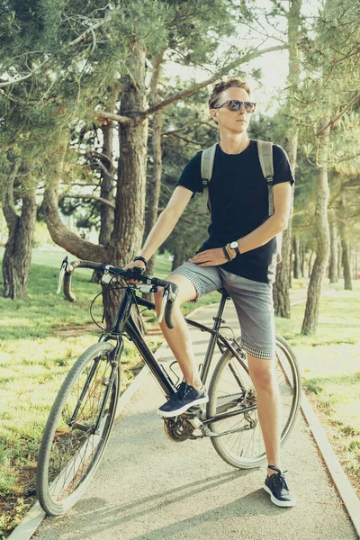 Красивий чоловік з велосипедом на відкритому повітрі . — стокове фото