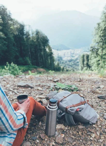 Viaggiatore riposa con una tazza di tè all'aperto . — Foto Stock