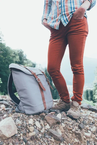 Viajero de pie con mochila al aire libre . —  Fotos de Stock