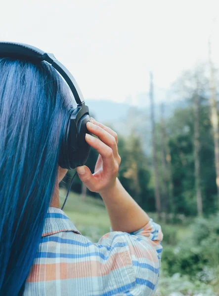 Mulher ouvir música ao ar livre. — Fotografia de Stock