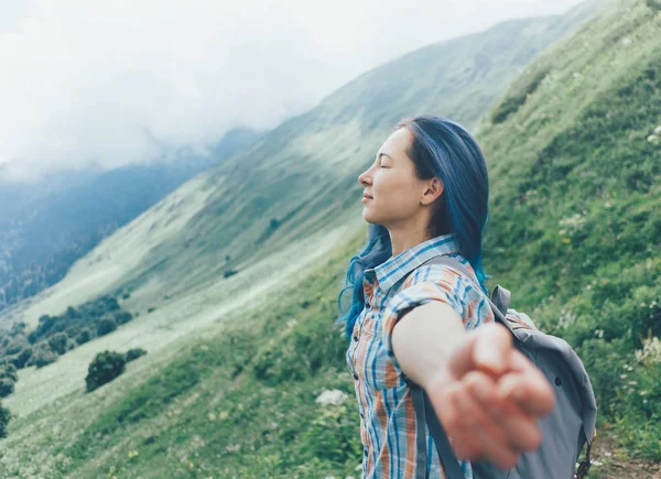 Mujer exploradora de la libertad en montañas . — Foto de Stock