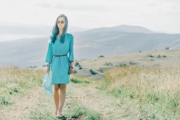 Mujer de moda caminando al aire libre . — Foto de Stock