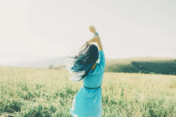 Felice libertà donna a piedi all'aperto . — Foto Stock