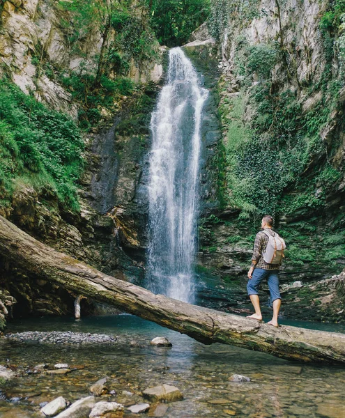 Explorador homem olhando para cachoeira . — Fotografia de Stock