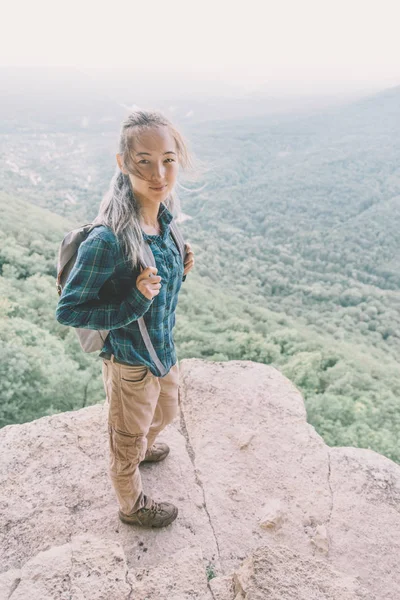 Viajero chica con mochila de pie en alto acantilado . —  Fotos de Stock