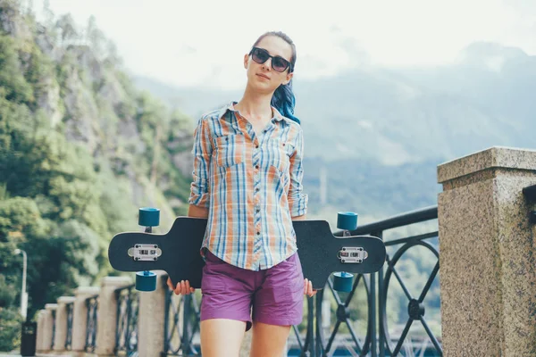 Menina com longboard ao ar livre . — Fotografia de Stock