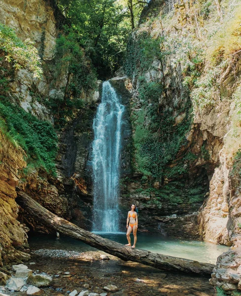 Belle femme au repos près de la cascade . — Photo