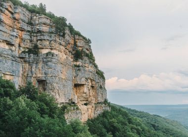 Yaz aylarında yüksek uçurum. 