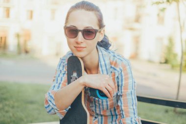 Kameraya bakarak longboard kızla. 