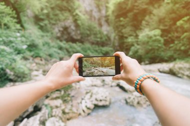 Gezgin ile smartphone açık fotoğraf çekme. 