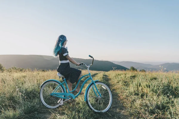 Girl with cruiser bicycle. — Stock Photo, Image