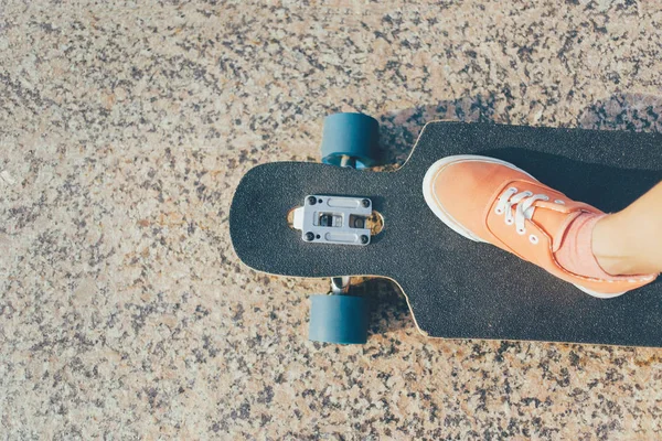 Pierna femenina en longboard . —  Fotos de Stock