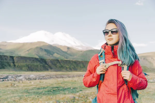 Turysta kobieta na tle góry Elbrus. — Zdjęcie stockowe