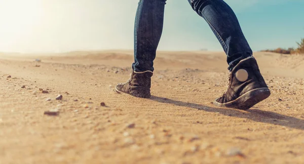 Frau läuft auf Sand. — Stockfoto