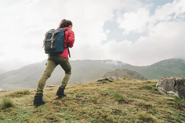 Explorer girl going up on hill. — Stock Photo, Image